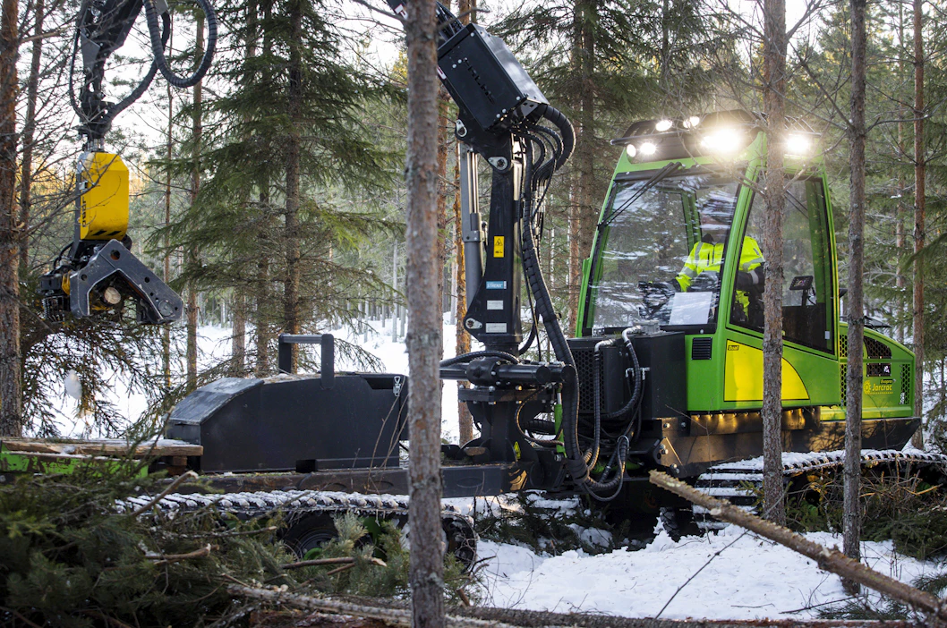 Juhani Penttilän Jarcrac Evopro Dual on yhdistelmäkone. Kun puut on hakattu, ne voi ajaa samalla koneella kouran vaihdon jälkeen. Kerrallaan kone kantaa enintään kuuden tonnin kuorman, mikä on noin kolmasosa suuren ajokoneen kapasiteetista.