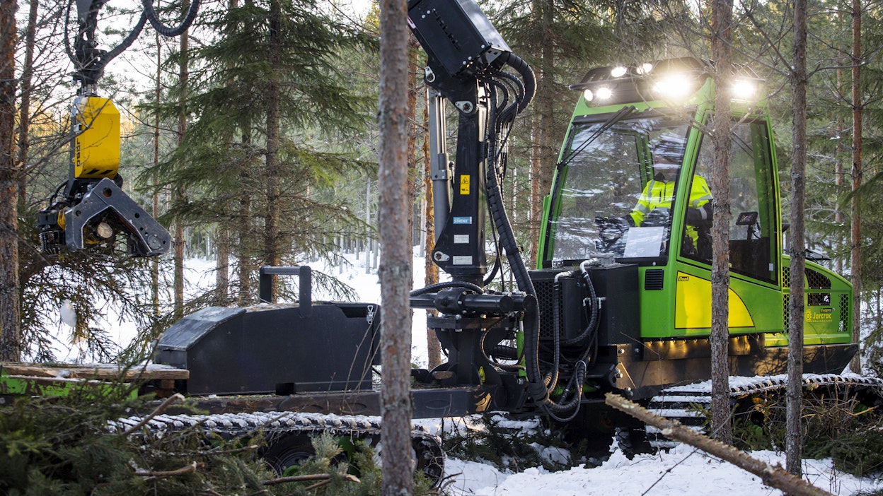 Juhani Penttilän Jarcrac Evopro Dual on yhdistelmäkone. Kun puut on hakattu, ne voi ajaa samalla koneella kouran vaihdon jälkeen. Kerrallaan kone kantaa enintään kuuden  tonnin kuorman, mikä on noin kolmasosa suuren ajokoneen kapasiteetista.