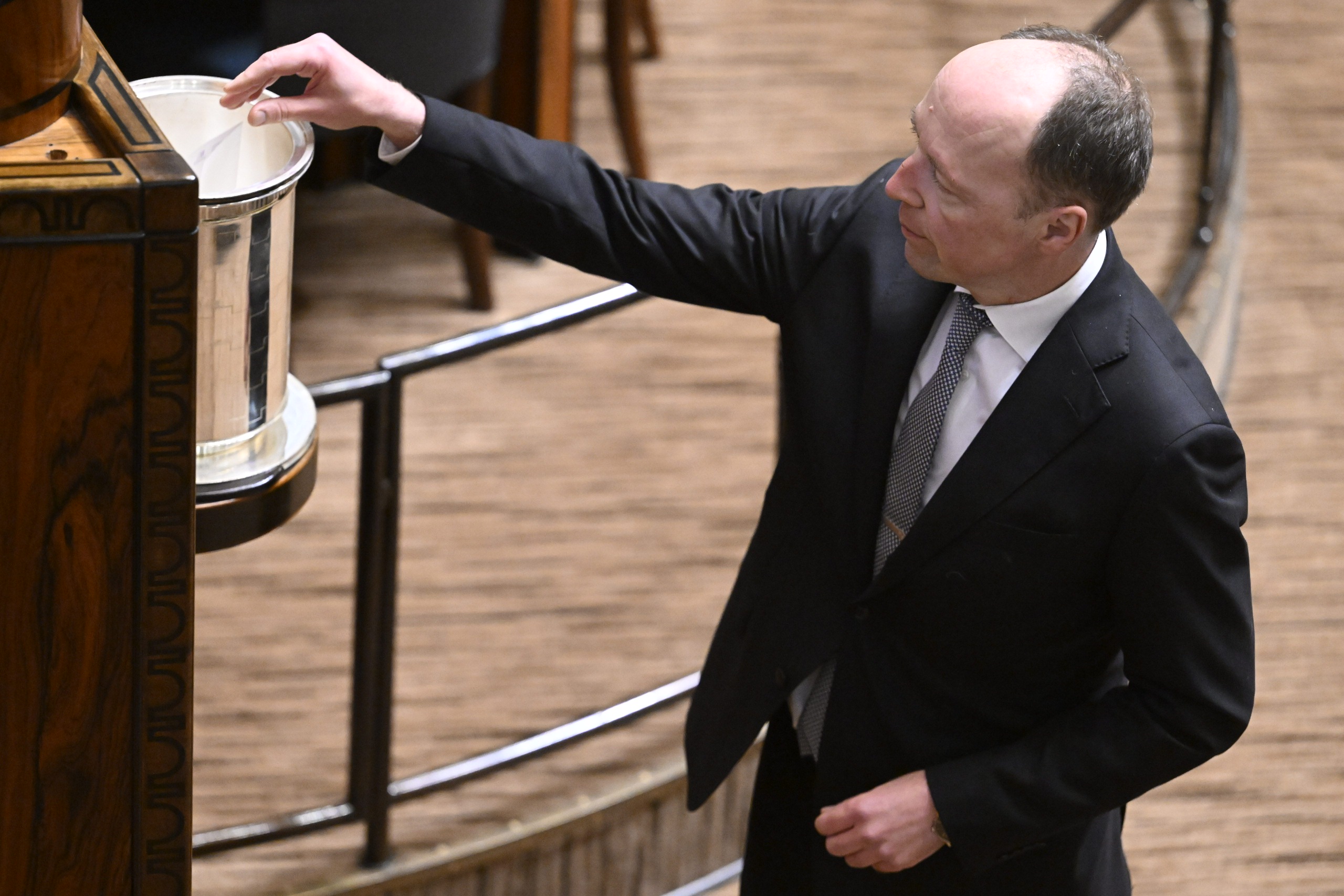 Jussi Halla-aho äänestämässä puhemiehen vaalissa. 