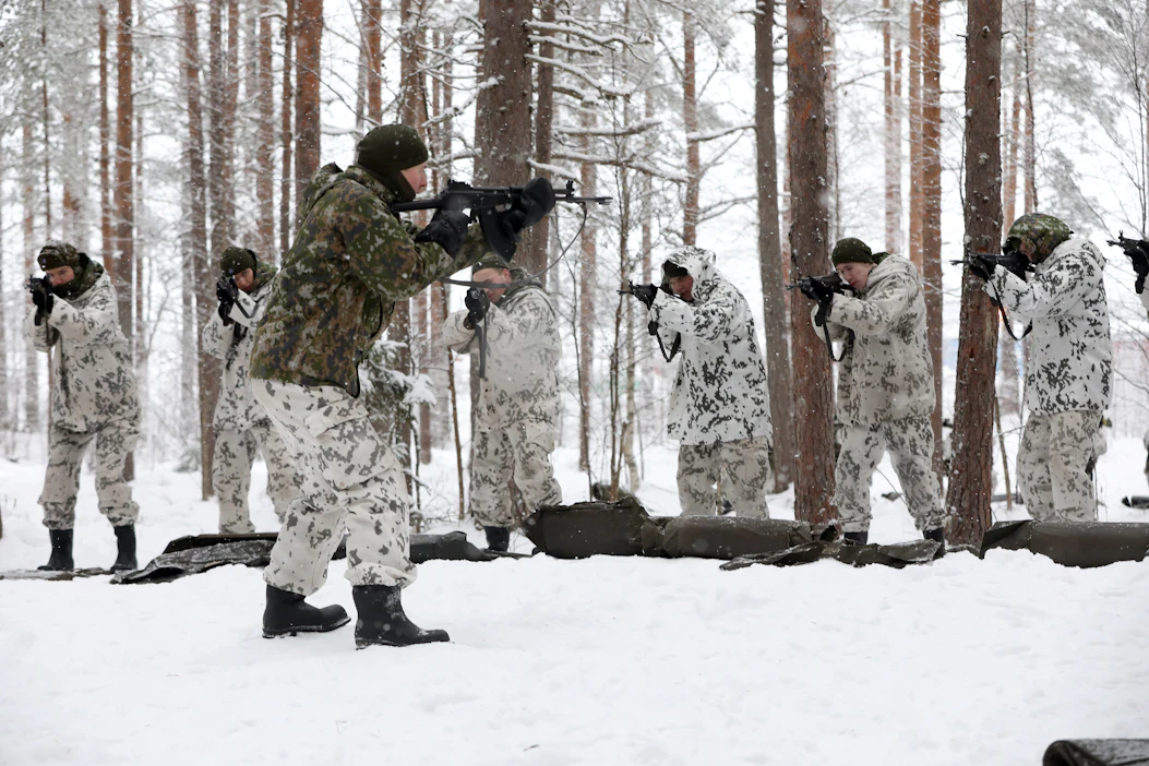 Suomalaiset talvivarusteet voivat jäädä Natossa paitsioon, jos yritykset eivät aktivoidu kilpailutuksissa. Kuvassa harjoitellaan ampumaotteita Niinisalossa vuonna 2018.
