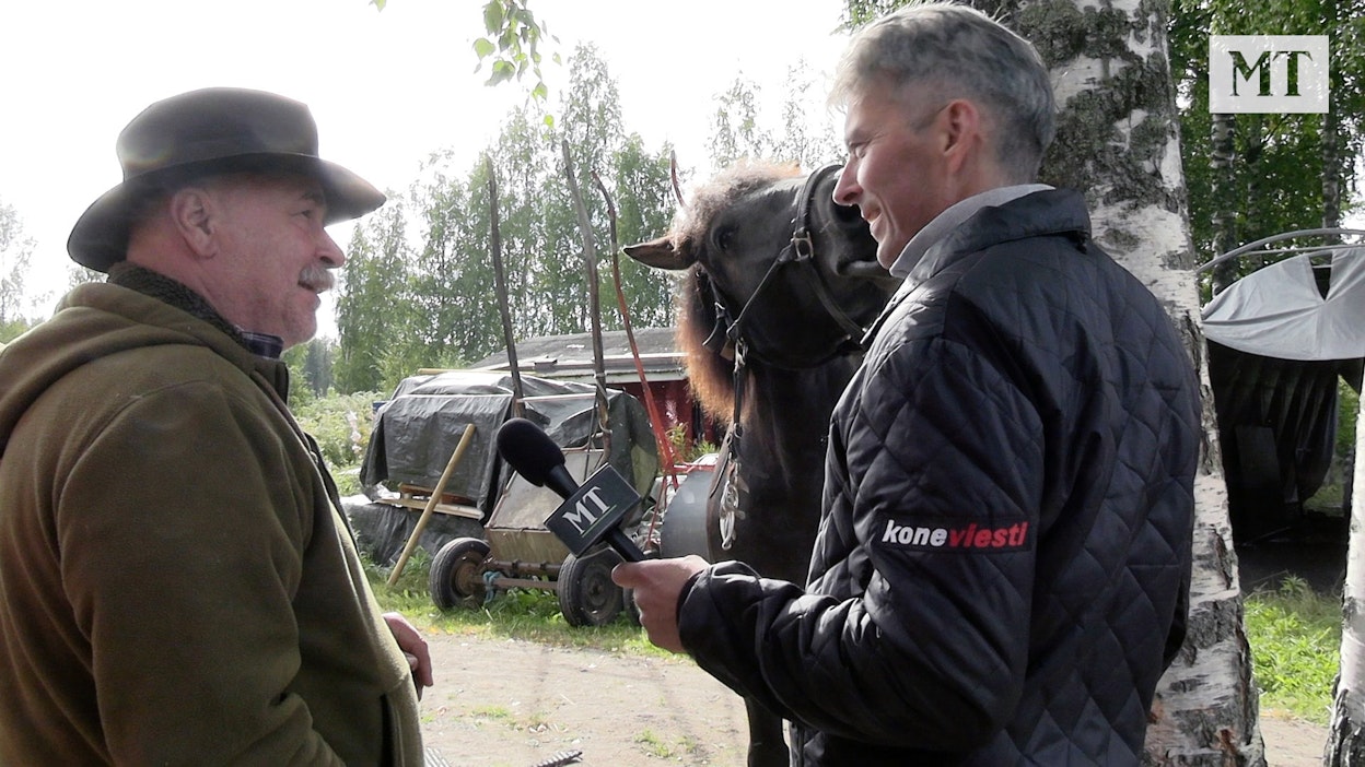 MT Hevosten Juha Jokinen haastattelee Matti Pakarista. Tasetti Rok on kiinnostunut vieraasta.