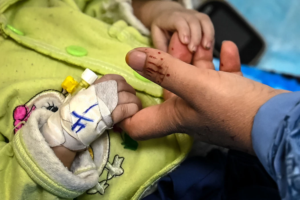 Afganistanissa vaikeassa asemassa ovat muun muassa yksin lapsiaan kasvattavat naiset. LEHTIKUVA / AFP.