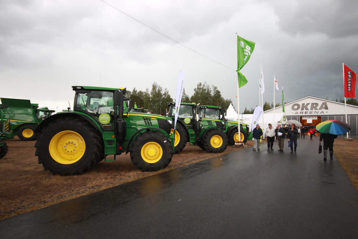 Neljän vuoden aikana on tullut lukuisia maahantuojamuutoksia. Hankkija edustaa nykyisin Claasia ja John Deere on näyttelyssä Wihurin osastolla.