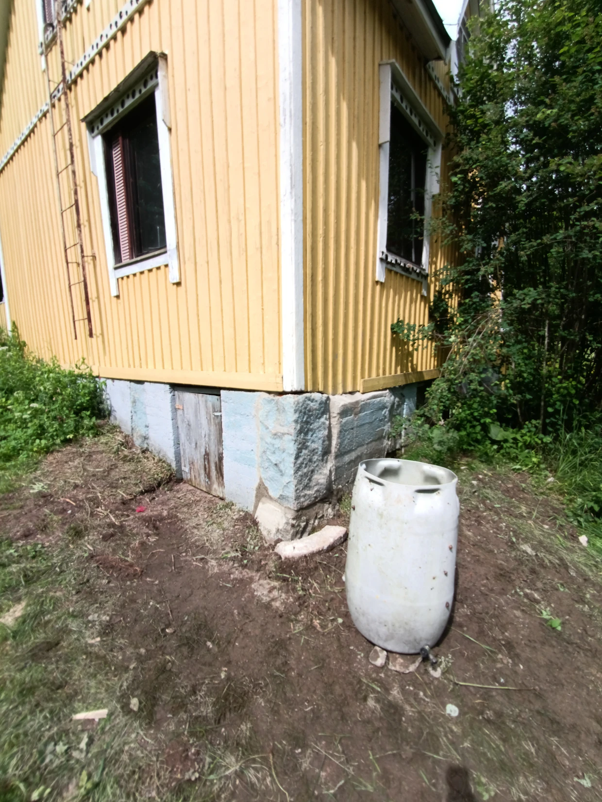 Moni kerää kasteluvesiä nurkkatynnyrillä, mutta siihen kannattaisi asentaa ylivuotoputki, joka veisi vedet kauemmaksi sokkelista astian täytyttyä.