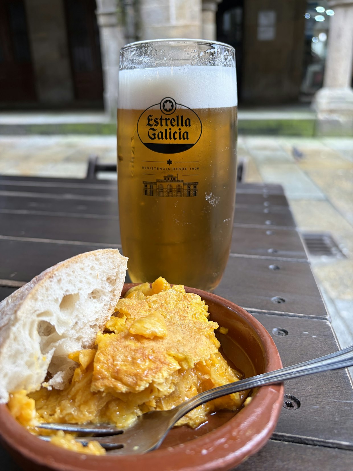 Espanjalaista munakasta, tortillaa, saa usein tapakseksi Galician alueella.