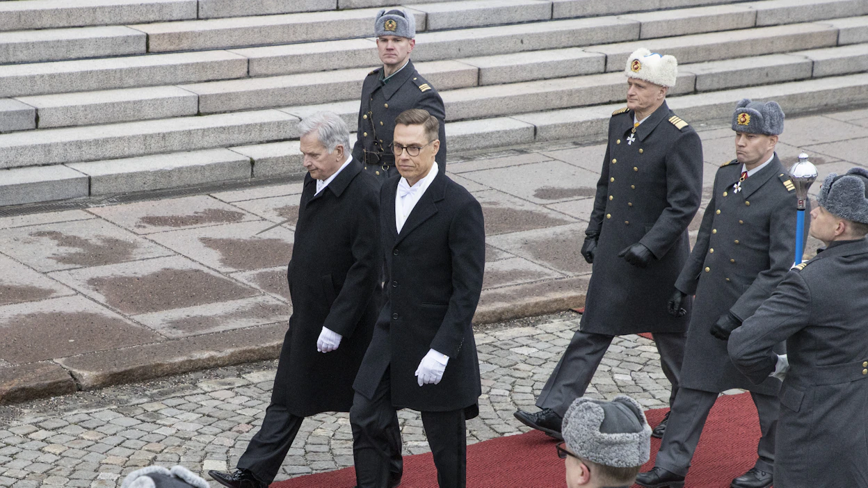 Uusi tasavallan presidentti Alexander Stubb tarkasti kunniakomppanian vallanvaihdon jälkeen.