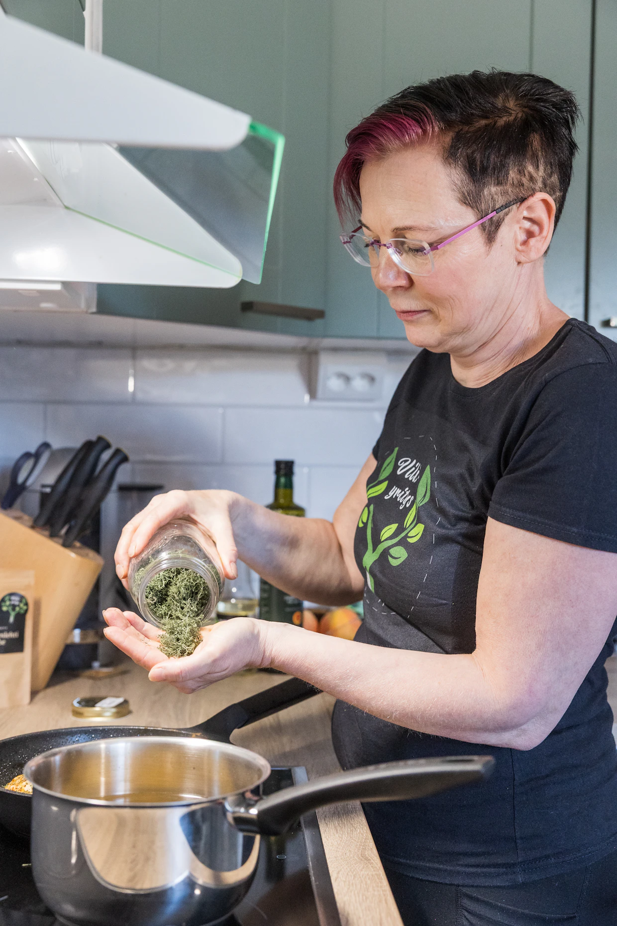 Kuivattu siankärsämö kelpaa monenlaisten ruokien mausteeksi.
