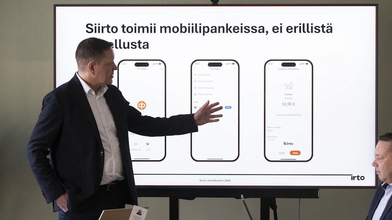 Siirto Brand oy:n toimitusjohtaja Mikko Ketola kertoi Siirto-pankkipalvelusta mediatilaisuudessa. ANTTI AIMO-KOIVISTO / LEHTIKUVA.