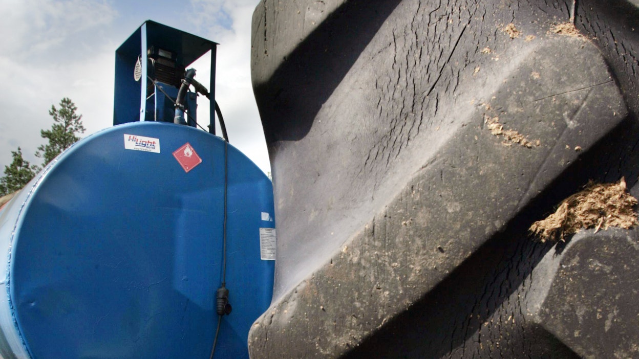 Polttoainetta tankkaamassa. Kuvituskuva.