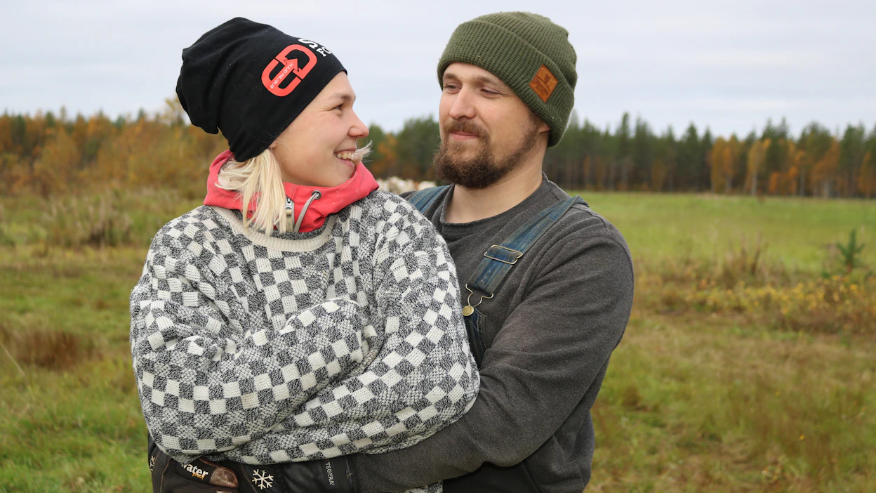 Tilan ei aina tarvitse kulkea suvussa. Simolainen Eevi-Sofia Hallikainen osti tyhjentyneen tilan ja aloitti emolehmätuotannon puhtaalta pöydältä. Vierellä avopuoliso Hannu Järvelä.