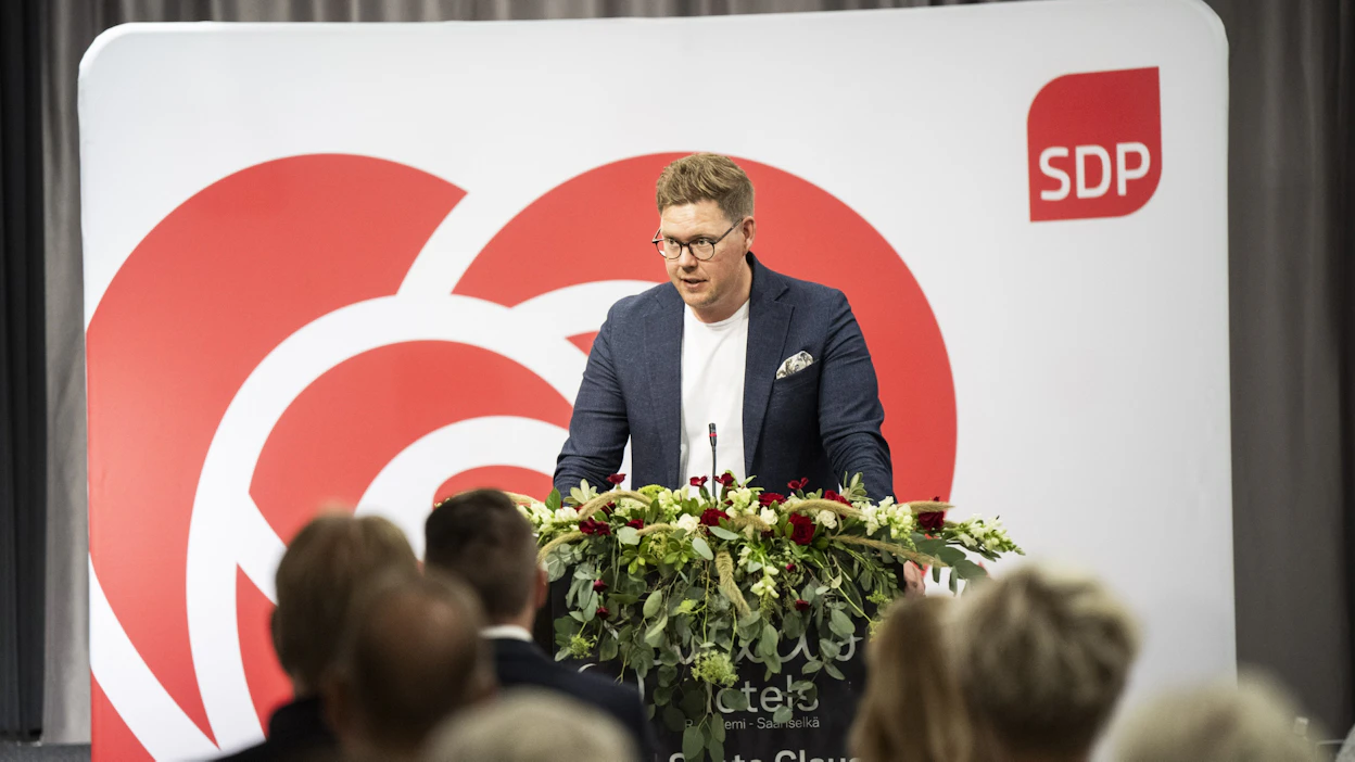 SDP:n puheenjohtaja Antti Lindtman piti poliittisen tilannekatsauksen puolueen eduskuntaryhmän kesäkokouksessa Rovaniemellä. LEHTIKUVA / JOUNI PORSANGER.