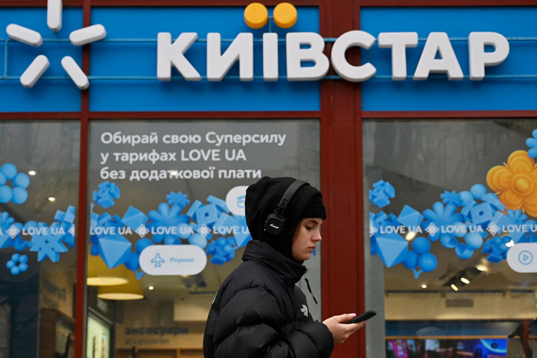 Kyivstar-yhtiö korjasi hyökkäyksen aiheuttamia teknisiä vaurioita edelleen tiistai-iltana. LEHTIKUVA/AFP.