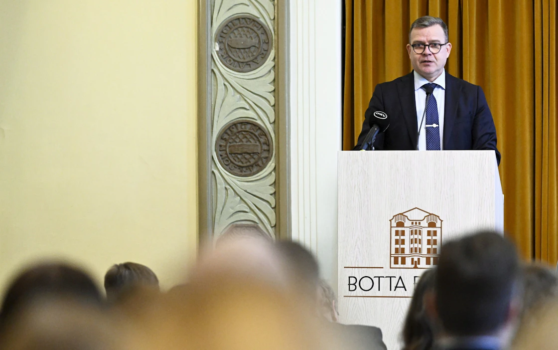 Petteri Orpo kertoi puheessaan, että hallituspuolueiden edustajista on koottu työryhmä, jonka tehtävänä on löytää päätöksistä poliittinen yhteisymmärrys. LEHTIKUVA / VESA MOILANEN.
