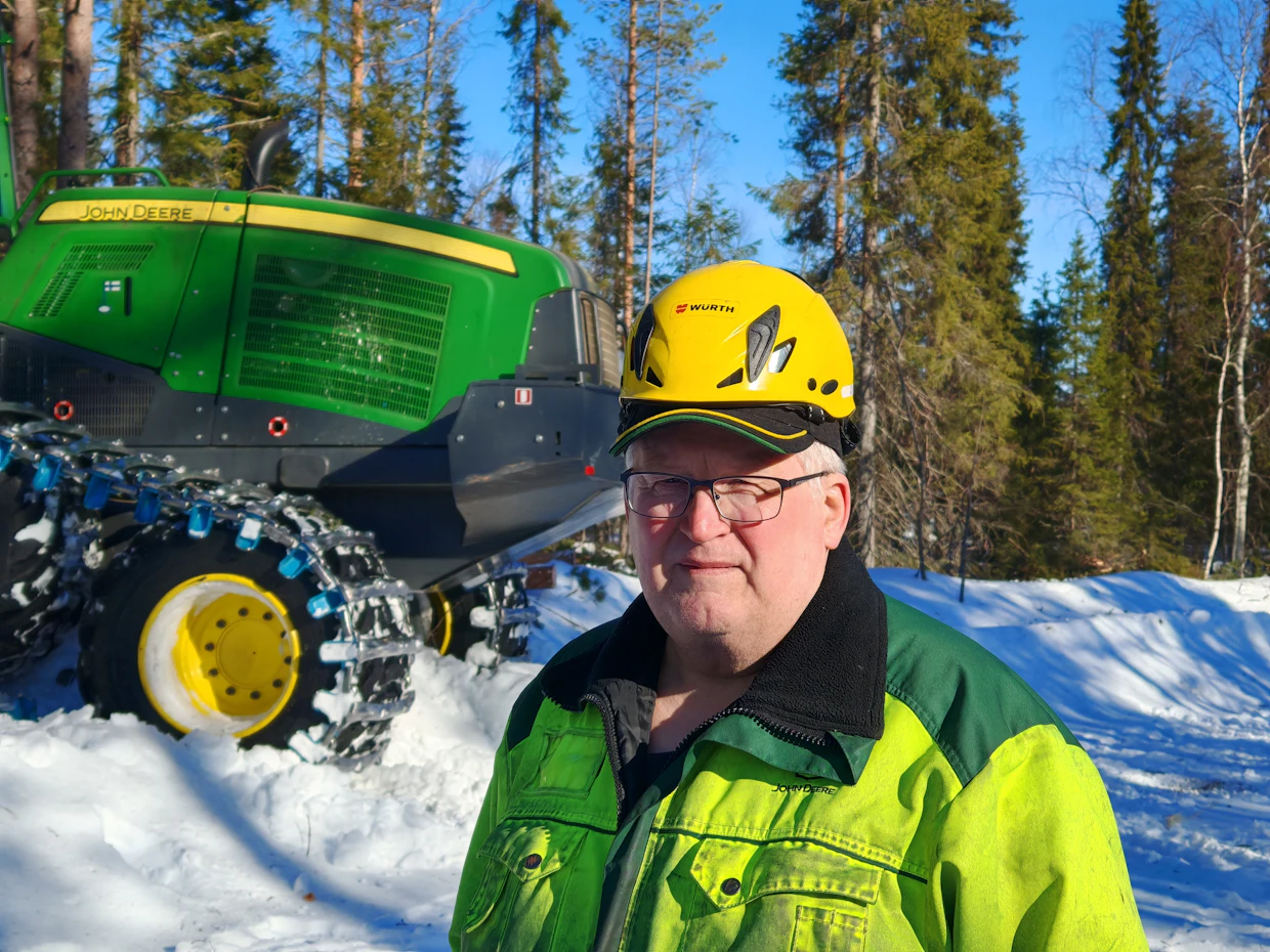 ”Kuluvan talven vähäinen lumimäärä tehostaa korjuuta ja säästää polttoainetta”, hakkuukoneenkuljettaja Pertti Tuutijärvi Kemijärveltä sanoo.