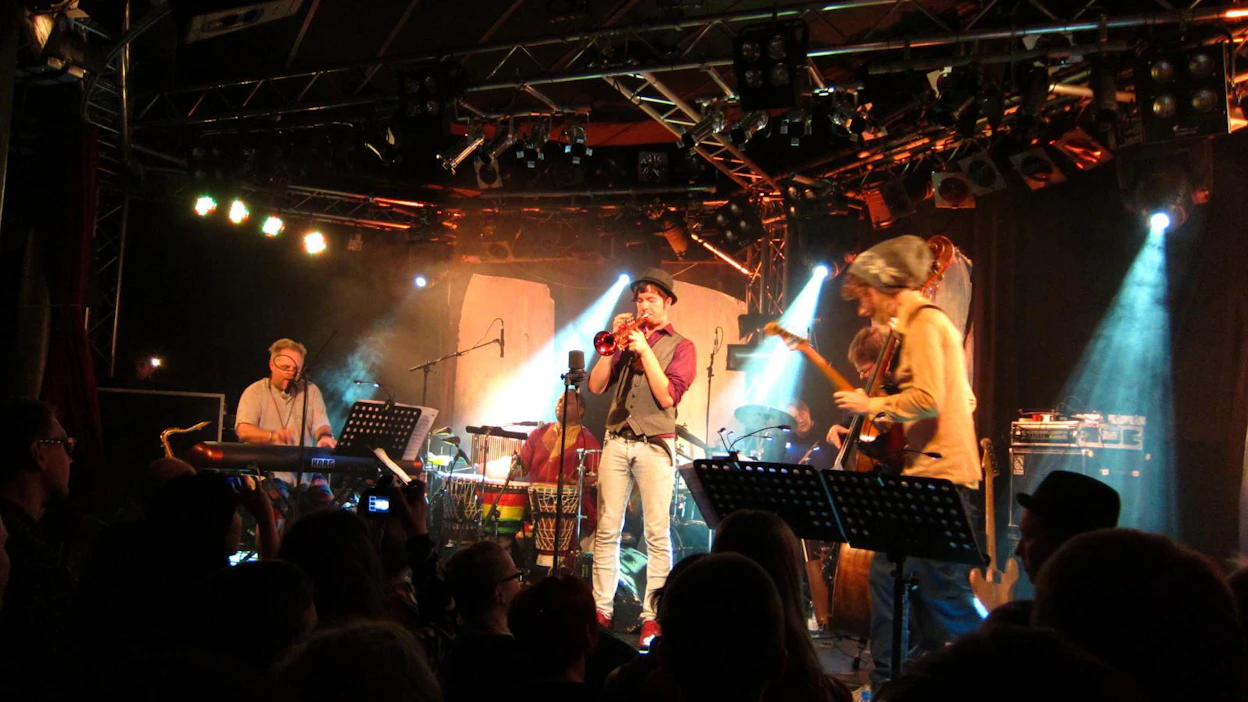 Piirpauke-yhtye yhdistää sävelmissään kansanmusiikkia, progressiivista rockia ja jazzia.