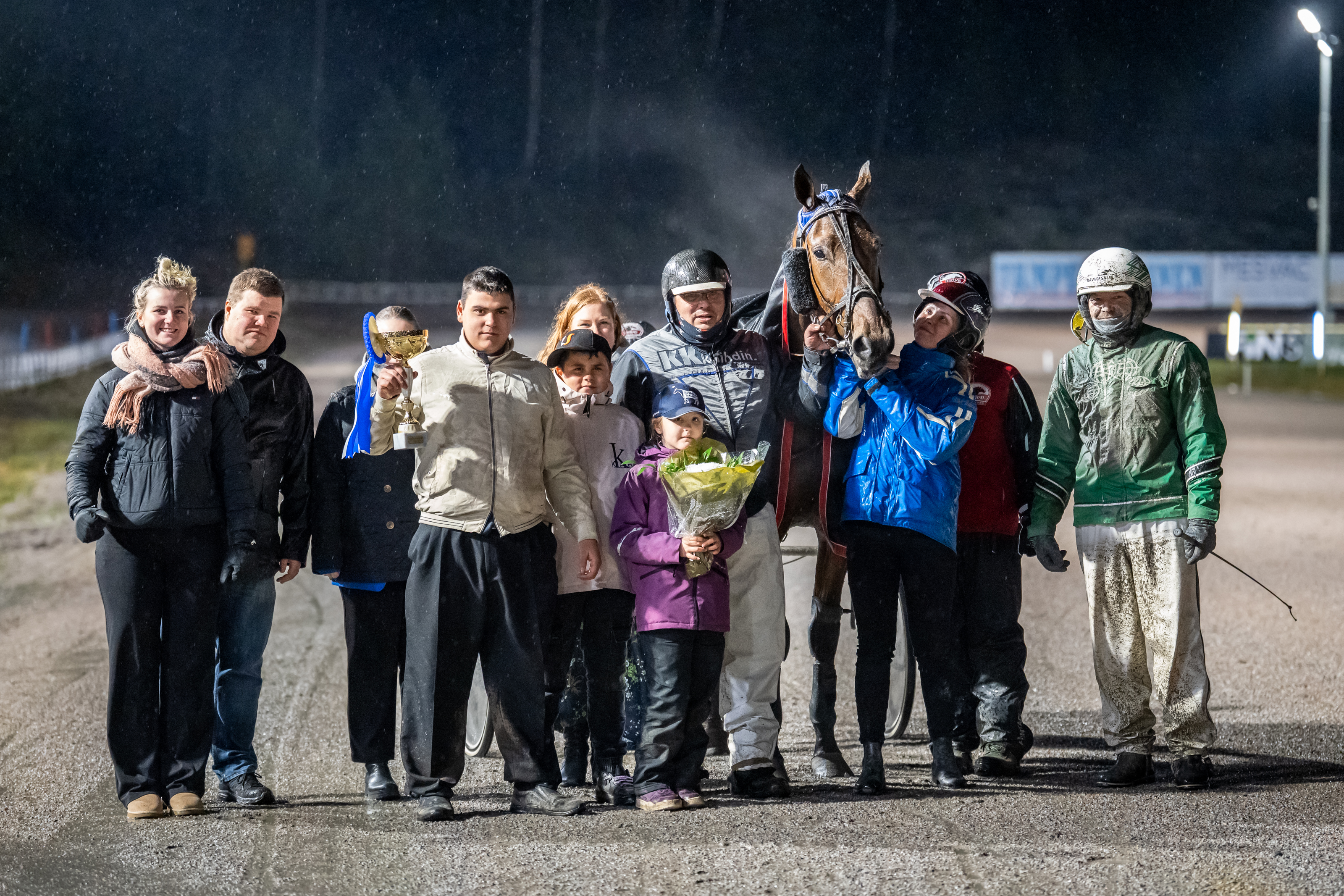 BWT Icemanin voitto keräsi taustajoukot ja onnittelijat seremonioihin. Hevosen ympärillä Jari Keväänranta ja Janni Matsi.