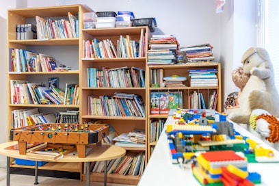 Lähikoulujen lakkauttamisaalto ei ota Suomessa laantuakseen. Kuvassa kuopiolaisen Muuruveden koulun kirjasto.