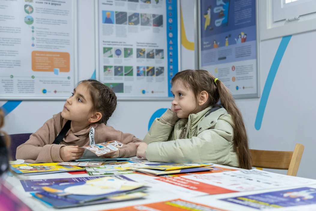 Ohjelmaa johtava YK:n lastenjärjestön edustaja Kiovasta kertoo, että vaikka aihe on synkkä, opetuksesta yritetään tehdä mieluisaa ja mieleenpainuvaa. LEHTIKUVA/Unicef.