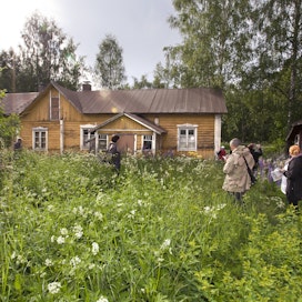 Eripuolilta Suomea löytyy elinvoimaisia kyliä, joissa on vahvaa yhteisöllisyyttä. Kuvassa Maa- ja kotitalousnaiset kyläkävelyllä Hämeenkosken kylässä Putulassa.