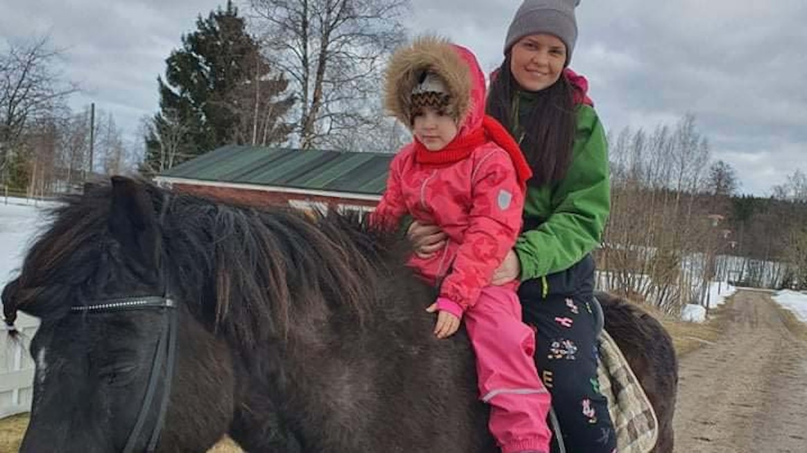 Äiti ja tytär ovat päässeet ratsastamaan naapurin Risto-hevosella. 
