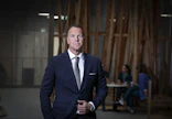Jan Tollet väistyy tehtävästään Keski-Suomen hyvinvointialuejohtajana. Syynä on luottamuspula aluehallituksessa.