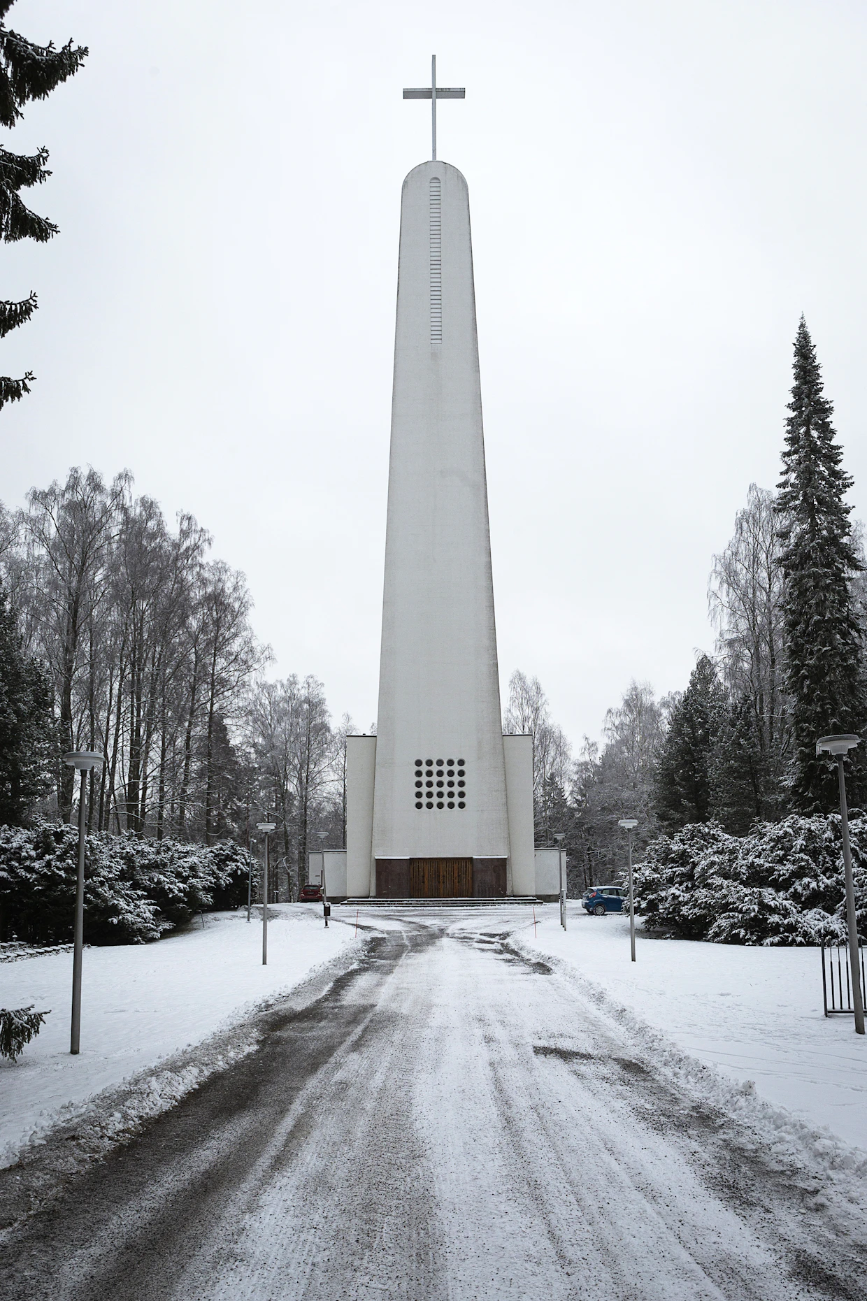 Rajamäen taajaman tunnusmerkki on funkkistyylinen kirkko, jonka Alkoholiliike Oy rakensi omaa henkilökuntaansa varten vuonna 1938.