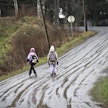 Nurmolaisia koululaisia matkalla kotiin koulupäivän päätteeksi.