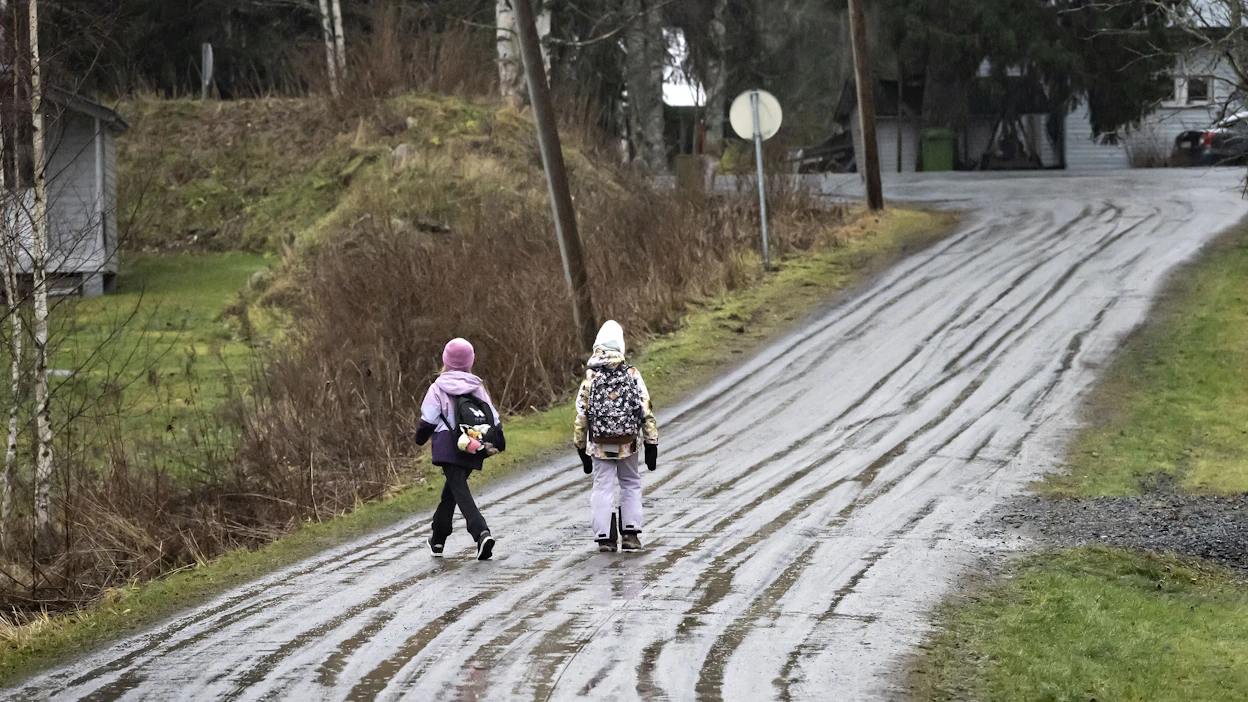 Kyläkoulujen lakkautuksen takia lapset joutuvat istumaan tuntikausia autossa ja eivätkä pysty keskittymään jättimäisissä luokissa. Kuvassa on koululaisia Nurmon Kourassa.