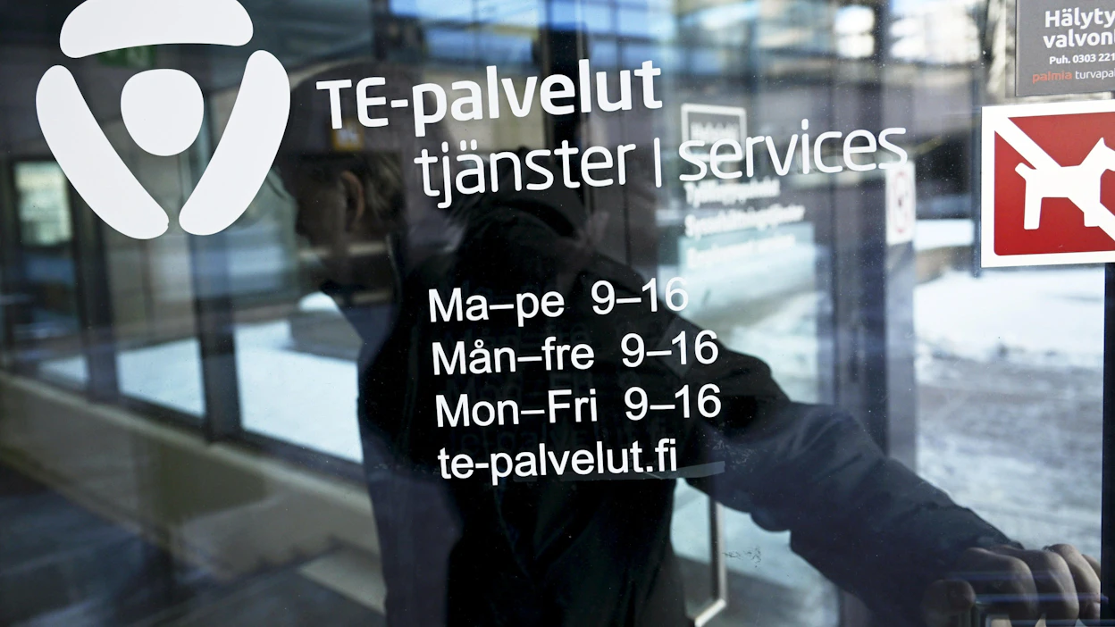 Harva maahanmuuttaja työllistyy TE-toimiston tai yksityisen työnvälityksen kautta, kertoo THL:n selvitys. LEHTIKUVA / VESA MOILANEN.