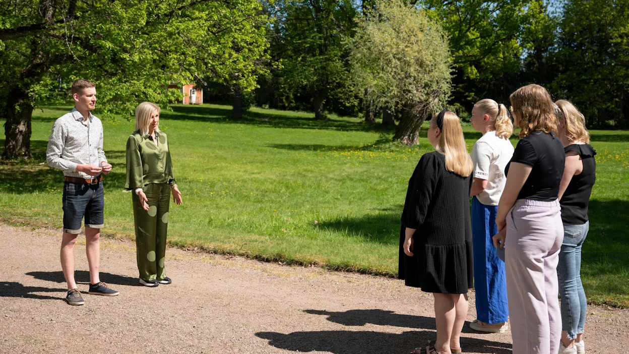 Samin puolisoehdokkaat ovat ohjelman kuvausten aikana ystävystyneet keskenään. Yhden putoaminen ennen farmiviikkoa herättää liikutusta koko porukassa.