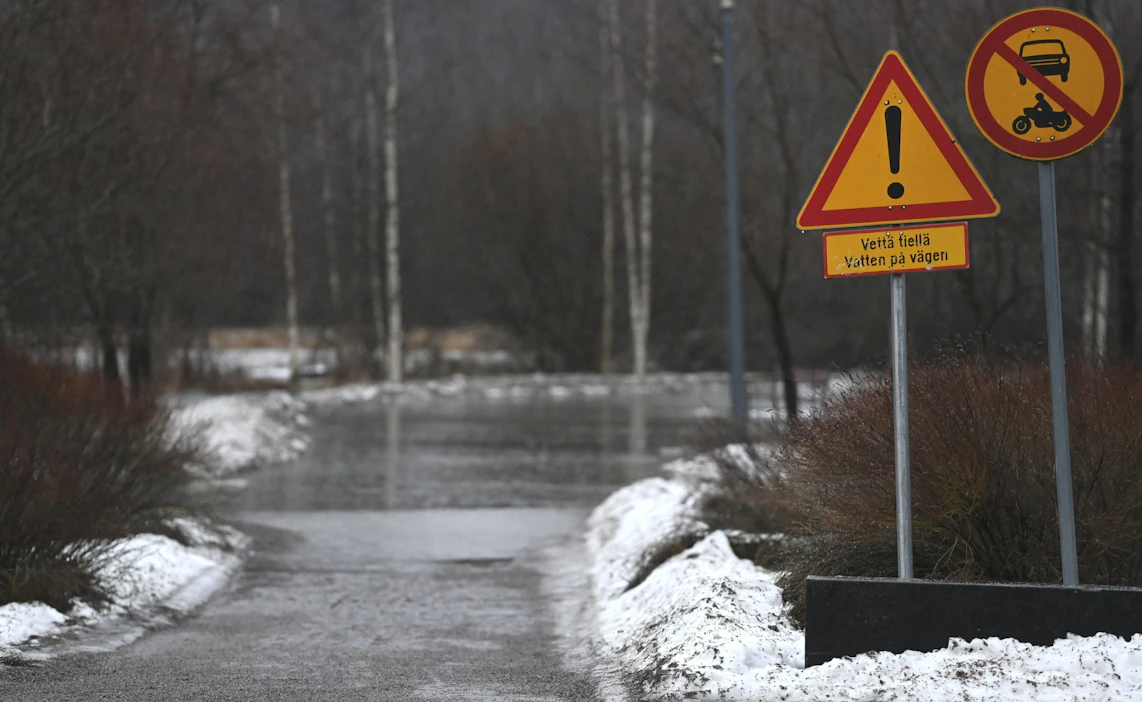 Tutkimuksen mukaan ilmastonmuutoksen suorat vaikutukset, kuten muuttuvat sään ääri-ilmiöt, vaikuttavat Suomessa kansan- ja julkistalouteen vähemmän kuin valtaosassa muita maita. Kuvituskuva. LEHTIKUVA / Heikki Saukkomaa.