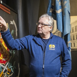 RUK-museon hoitaja Veli-Matti Hartikainen esittelee RUK:n lippua.