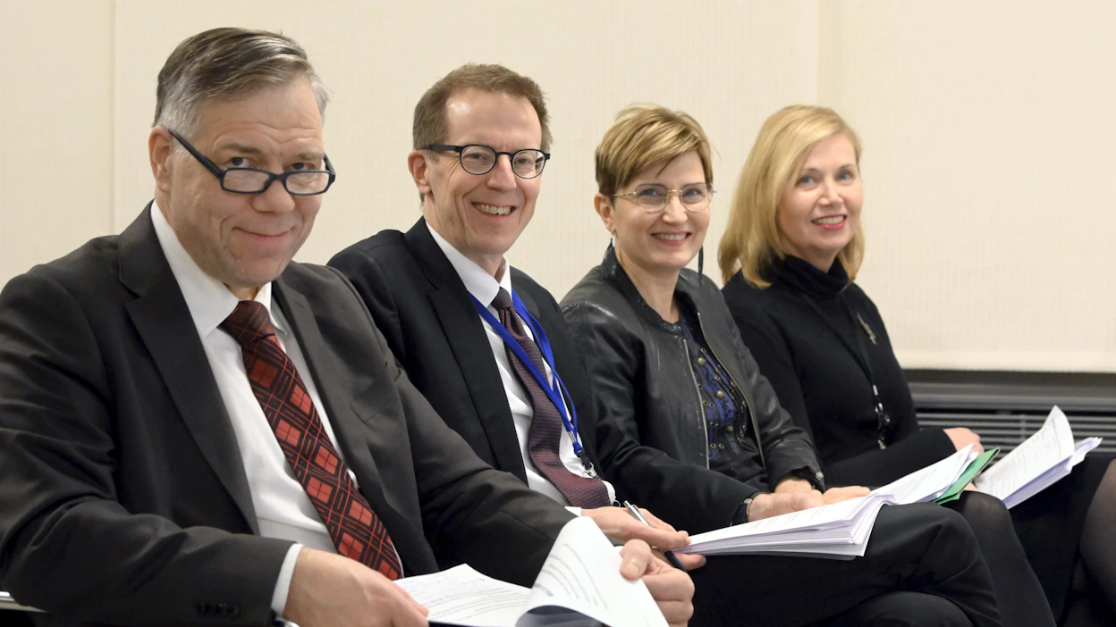 Valtiovarainministeriön valtiosihteeri kansliapäällikkönä Juha Majanen (vas.), talouspolitiikan koordinaattori Lauri Kajanoja, hallintopolitiikan alivaltiosihteeri Susanna Huovinen sekä kansainvälisten ja rahoitusmarkkina-asioiden alivaltiosihteeri Leena Mörttinen valtiovarainministeriön virkamiespuheenvuoron julkistustilaisuudessa. LEHTIKUVA / Markku Ulander.