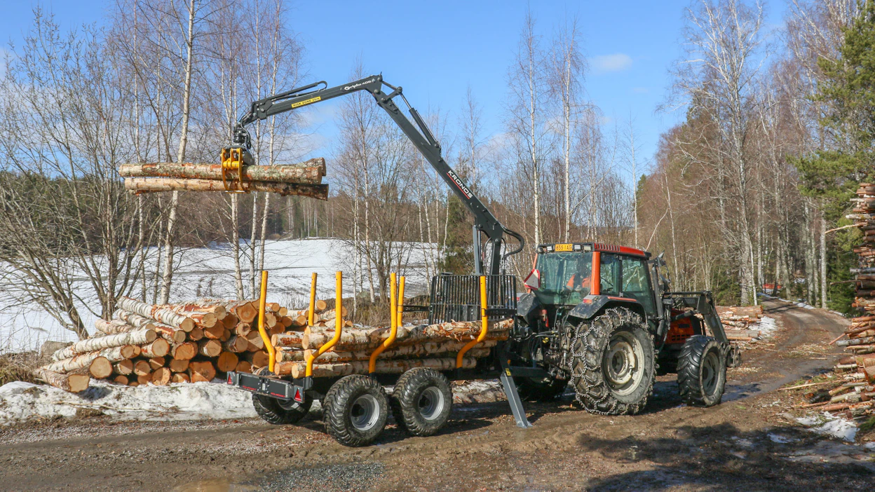 Kronoksen uusin metsäperävaunuyhdistelmä tuo lisää kilpailua yhdeksäntonnisien metsäperävaunujen markkinoille. Hankkija-yhteistyön myötä synnytetty Kargo 91 + Gripto 406 -yhdistelmä sopii myös kevyempien traktoreiden kumppaniksi.