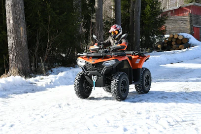 Tiellä CForce on vakaa, se ei kallistele ja kulkee mutkissa konstailematta.