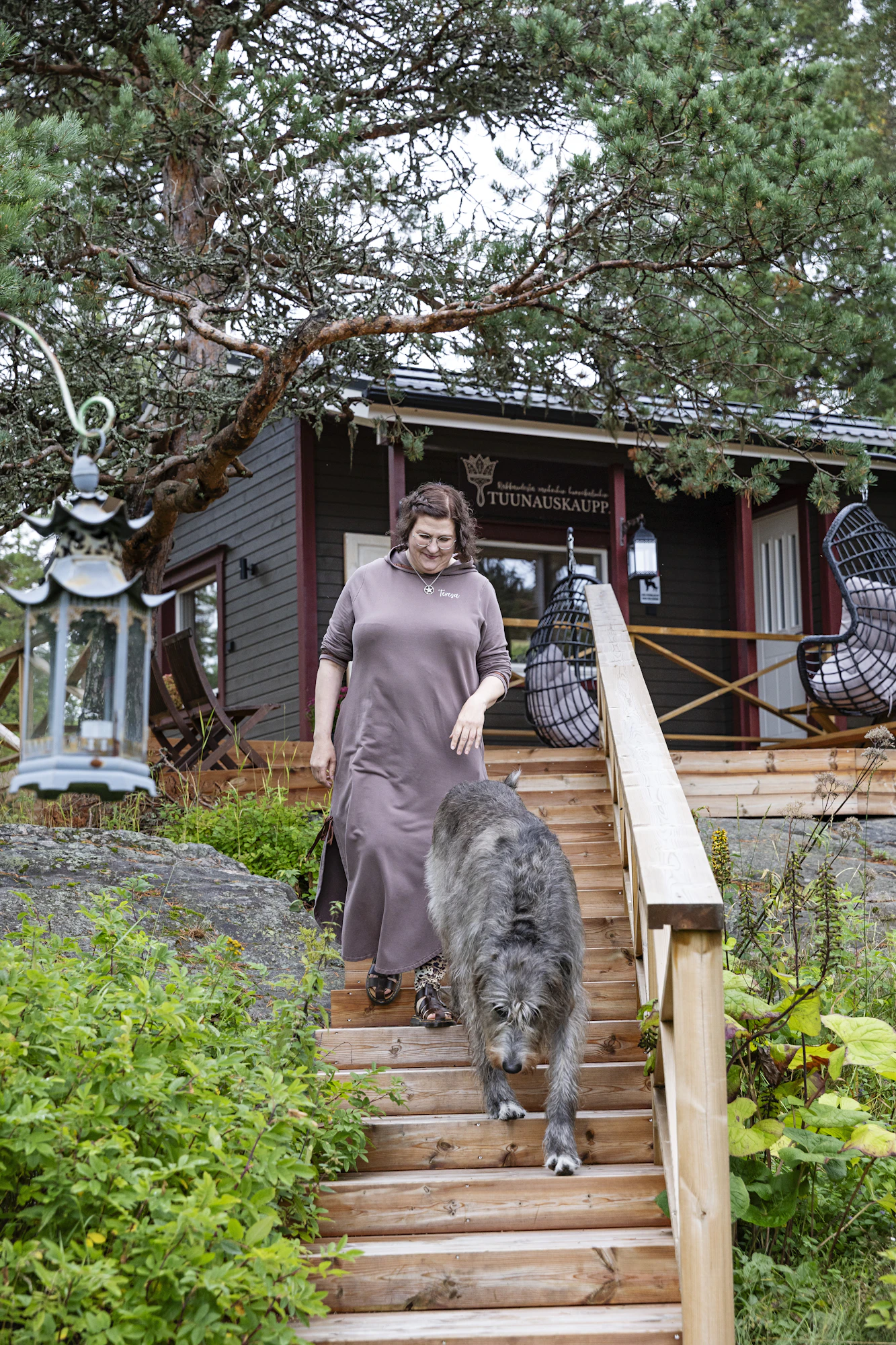 Iiris-koira kulkee emäntänsä mukana myymälän ja kodin pihapiirissä.