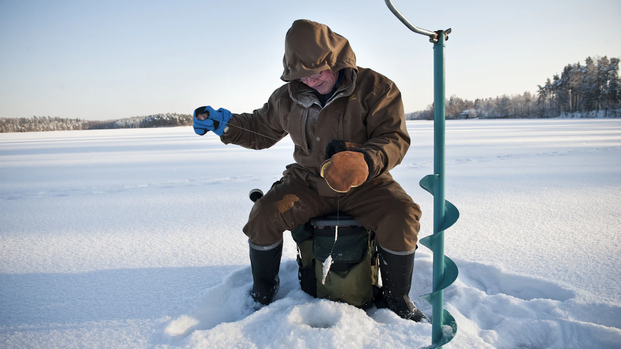Pilkkijät toimivat kenttätukimuksen koekaniineina. Kuvan kalastaja ei liity tutkimukseen.