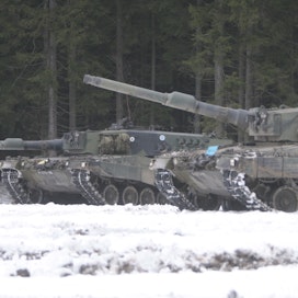 Suomen maasto-oloja heikosti tuntevat ulkomaiden sotilaat ihmettelevät, miksi Leopardeilla harjoitellaan Suomessa metsissä sotimista. Vastaus on, että Suomessa on  metsää.