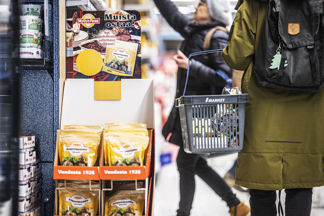 Suomalaiset miettivät jouluostoksiaan tarkemmin kuin ennen.
