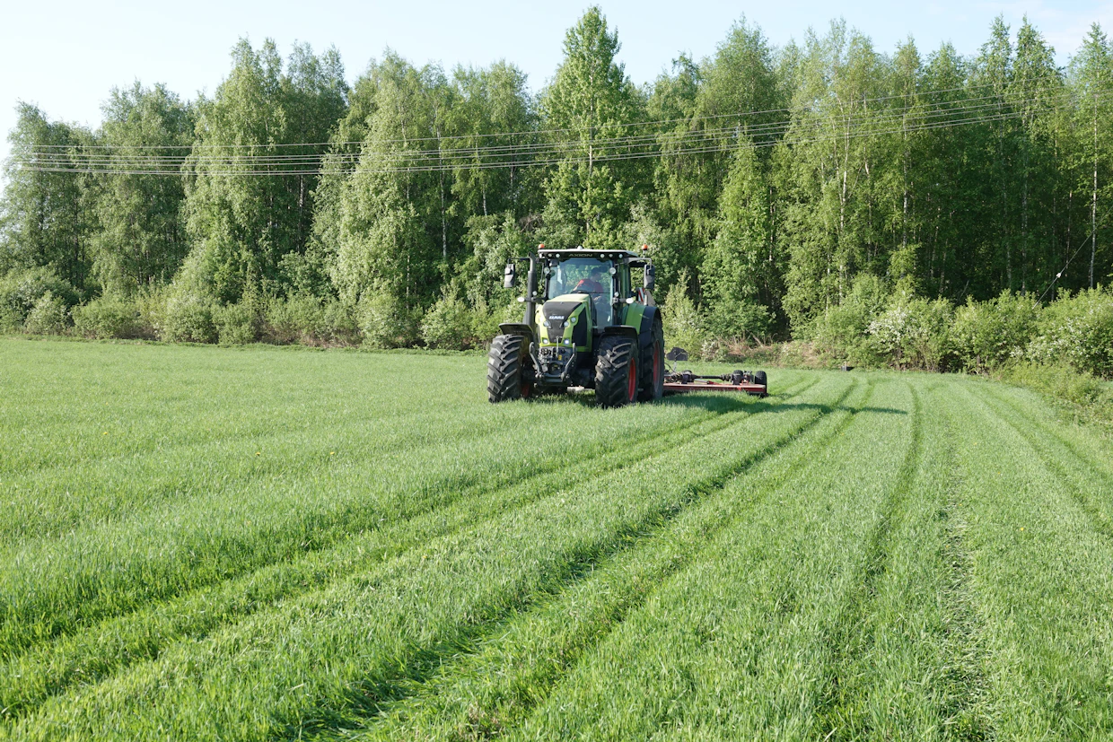 Hoitoniitto maksaa 20-30 euroa hehtaarilta.