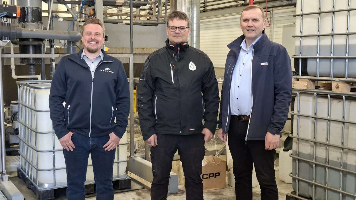 Kuvassa Kauhavan elinvoimajohtaja Juha-Martti Kuoppala, Suomen Nestelannoite Oy:n toimitusjohtaja Rami Lilja ja Kauhavan Yrityskiinteistöt Oy:n toimitusjohtaja Hannu Ristaniemi.