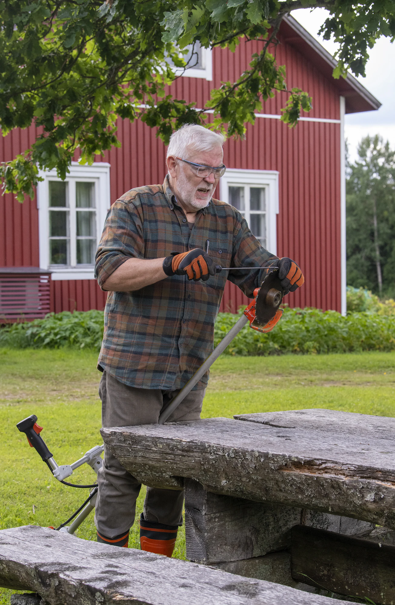 Kari Leppänen hoitaa metsissään istutukset, taimikonhoidot ja ennakkoraivaukset itse. Viilaustelineenä toimiva pöytä on tehty isoäidin pihaan istuttamasta lehtikuusesta.