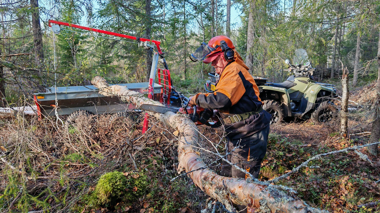 Eenokki Lehdon mielestä metsäkärryllä varustettu kuusipyöräinen mönkijä on kelpo ajokki pienemmissä metsätöissä.