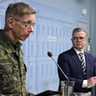Ilmavoimien komentaja Timo Herranen, pääministeri Petteri Orpo ja Puolustusvoimien operaatiopäällikkö Kari Nisula tiedotustilaisuudessa perjantaina.