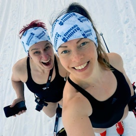 Simmarihiihdon järjestäjät Sirpa Lahti (vas.) ja Anne Partanen keksivät tapahtuman yli viisi vuotta sitten.
