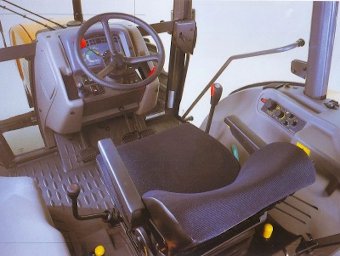02RenaultCergos355ohjaamo