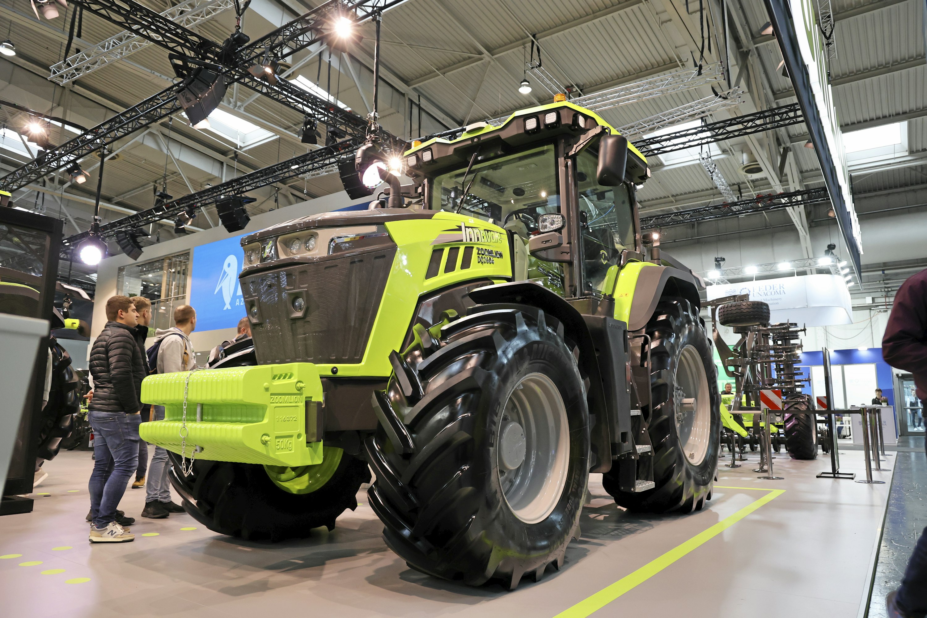 Kiinalaisten traktoreiden tarjonta laajenee entistä suurempaan teholuokkaan. 260-hevosvoimainen Zoomlion DQ2604 -traktori on varustettu portaattomalla hybridivoimansiirrolla. Länsimaiseen markkinointiosaamiseen on vielä matkaa, sillä tarkempien teknisten tietojen saaminen oli haastavaa osaston esittelijöiltäkin.