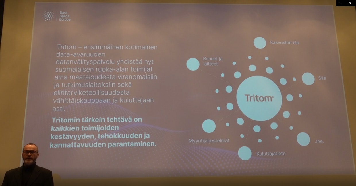 Datanvälityspalvelu Tritom olisi ratkaisu monista eri lähteistä koostuvan tiedon tehokkaaseen ja dataturvalliseen käyttöön. Tritom on esitelty KV numerossa 3/2023. Jyrki Hyyrönmäki esittelemässä.