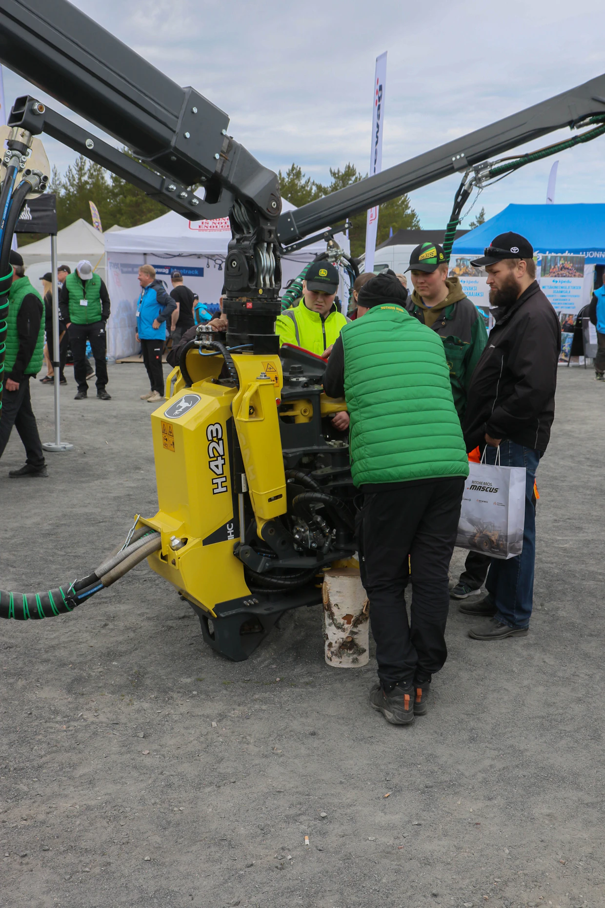 Proforest keräsi 4 700 kävijää Kalajoelle. Konevalmistajien kommentit kertoivat, että suurin osa vierailijoista oli alan ammattilaisia. Se näkyi esimerkiksi John Deeren osastolla, jossa IHC-merkinnällä varustettua uutuutta, eli automaattista karsintaterien säätöjärjestelmää, tutkittiin ammattimaisen tarkasti.