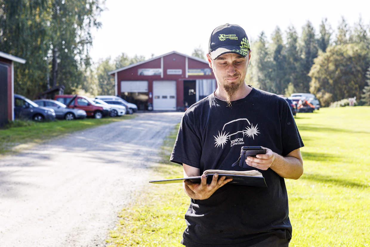 Poutasäällä puhelut onnistuvat toisinaan pihatien päästä, mutta sateella eivät siinäkään, Roope Pulkkinen kertoo. Sisällä hallissa kuuluvuus on nolla.